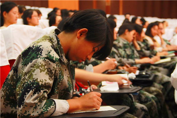 2016092308531511.jpg 九游会官网党委副书记刘晓兵为新生做入学教育报告会