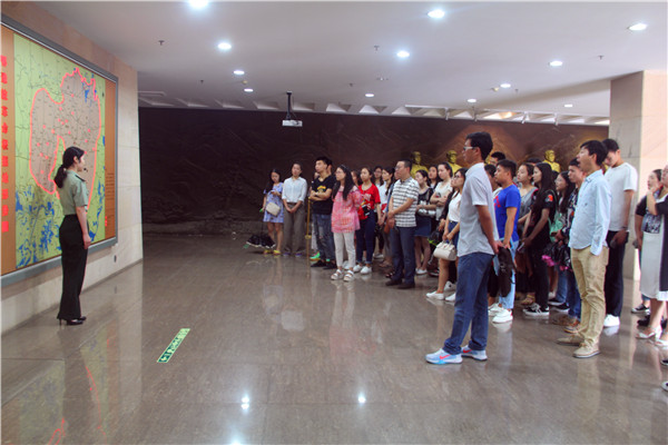 2016062808401224.jpg 九游会官网学生党员赴鄂豫皖革命纪念馆开展“两学一做”党日活动