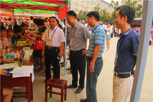 2016091216143845.jpg 九游会官网领导现场视察新生入学工作