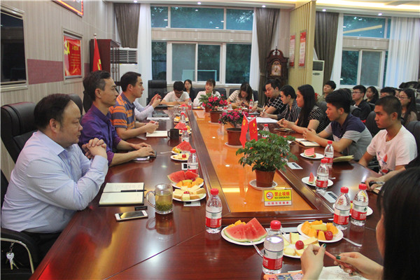 2017051214465949.jpg 九游会官网举办“我与书记院长面对面”师生茶叙会
