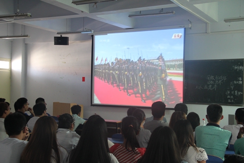 九游会官网组织学生观看阅兵式