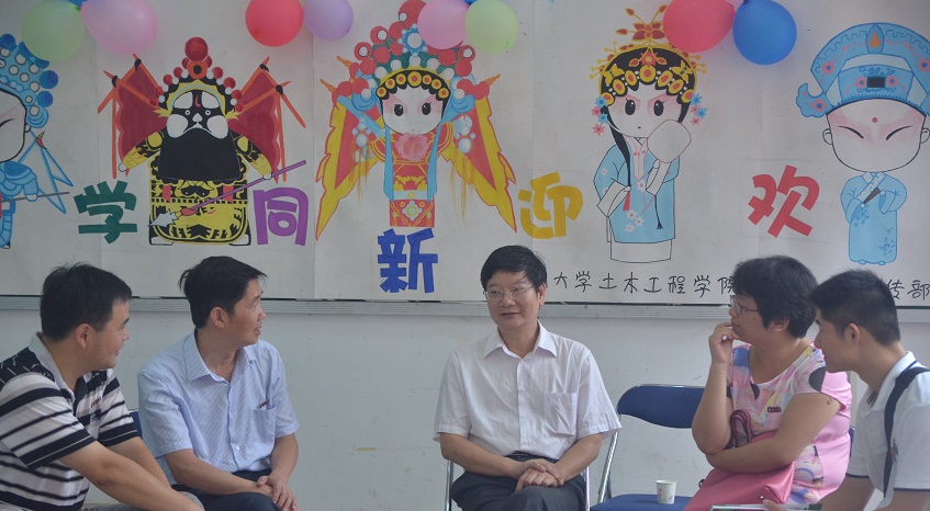 2Bwin·必赢官网党委书记张和秋同院党委副书记陈德铭、院团委书记许长宾及各级辅导员进行商议