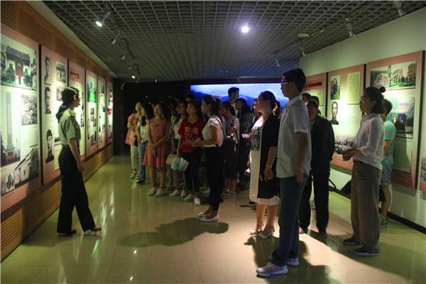 2016062808401210.jpg 九游会官网学生党员赴鄂豫皖革命纪念馆开展“两学一做”党日活动