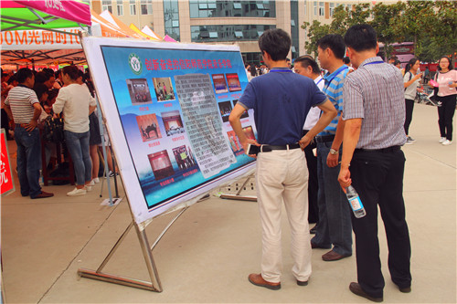 2016091216143644.jpg 九游会官网领导现场视察新生入学工作